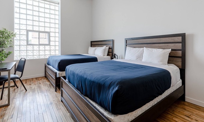 Wicker Park Condominio | Bright, Comfortable Condo with Amazing Rooftop Deck! Perfect Location by RedAwning