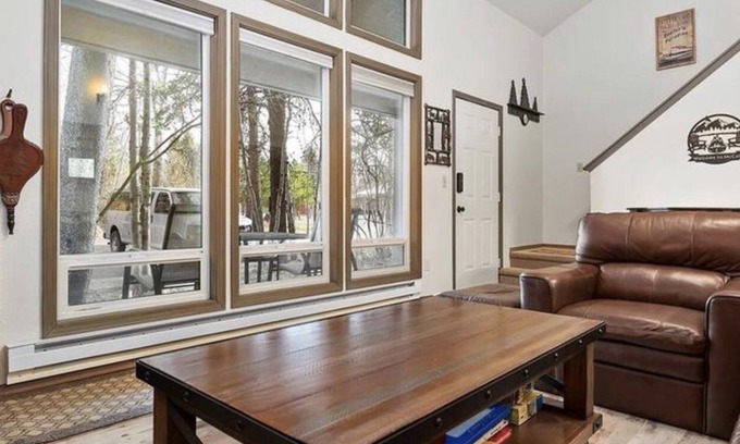 McCall Condominio | BRIGHT & COMFORTABLE CONDO CLOSE TO EVERYTHING! NICE WOOD FIREPLACE & FREE WIFI!