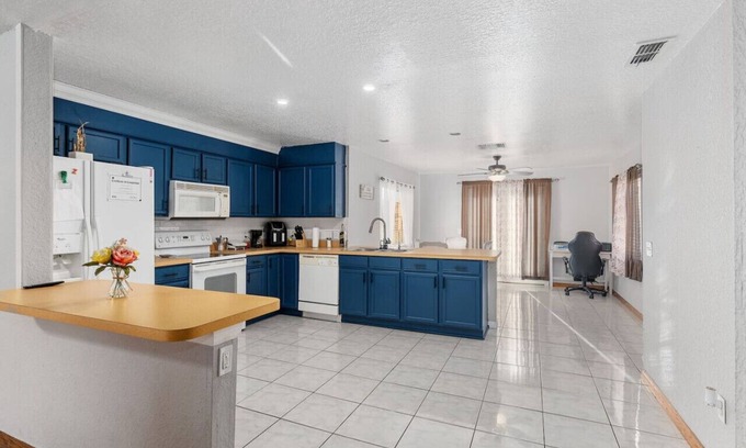 Silver Springs Shores Casa | Bright, comfy, economy 3/2 home