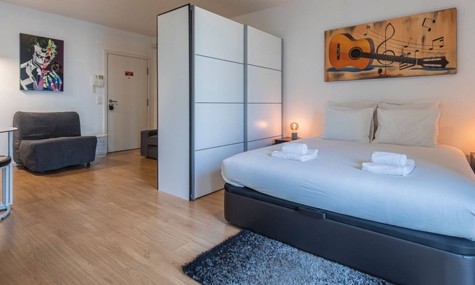 Falca Apartamento | Bright & Comfy Flat in Lisbon by LovelyStay