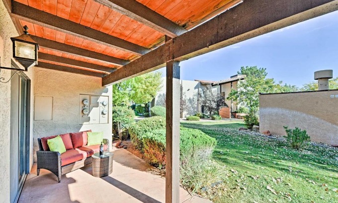Oak Creek Apartamento | Bright Condo with Pool Access and Patio Less Than 8Mi to Sedona