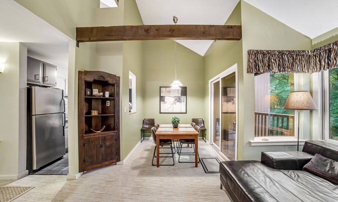 Waitsfield Condominio | ¡NUEVO LISTADO! Condominio brillante con piscina / sauna compartida, a 2 millas de Sugarbush Resort