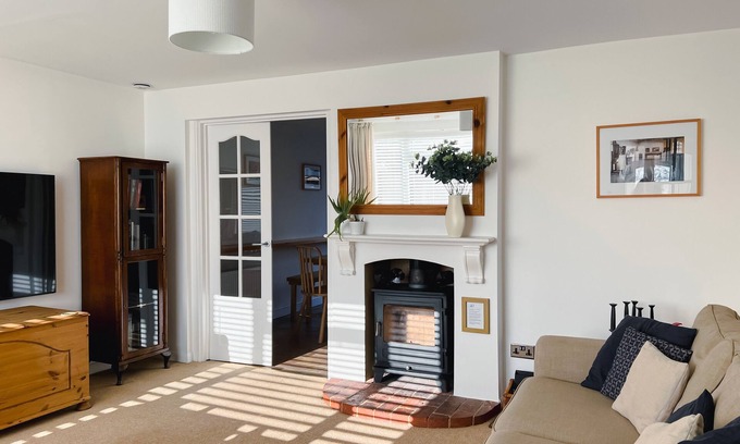 Tangmere Casa | Bright & Cosy ~ Jacuzzi ~ Log Burner ~ King Beds!
