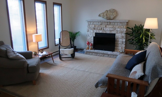 Gimli Casa | Bright, Cozy, 2 Bedroom vacation hom w/ deck - 4 blocks from beach!