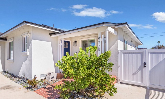 Valley Glen Casa | Bright & Cozy 3BR - Walk to Top Spots!