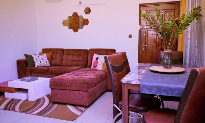 Yaounde Apartamento | Bright, cozy apartment, where mustard yellow creates a warm ambience.