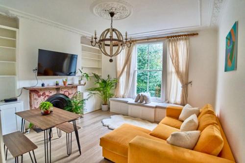 Larkhall Apartamento | Bright Cozy Garden Retreat w Fast Wifi & 5min to Tube Subway Metro & Close to Park & Street Parking P4P
