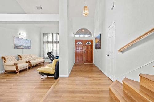 Valinda Casa | Bright Cozy Home w Full Kitchen Garage Backyard