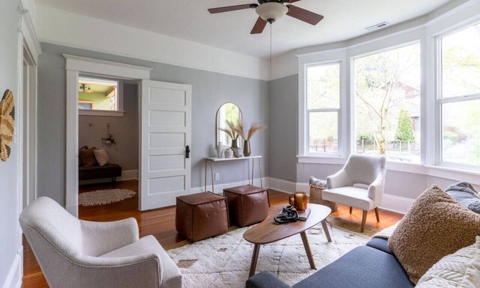 Minor Casa | Bright & Cozy Home | Walkable, Private Yard + WiFi