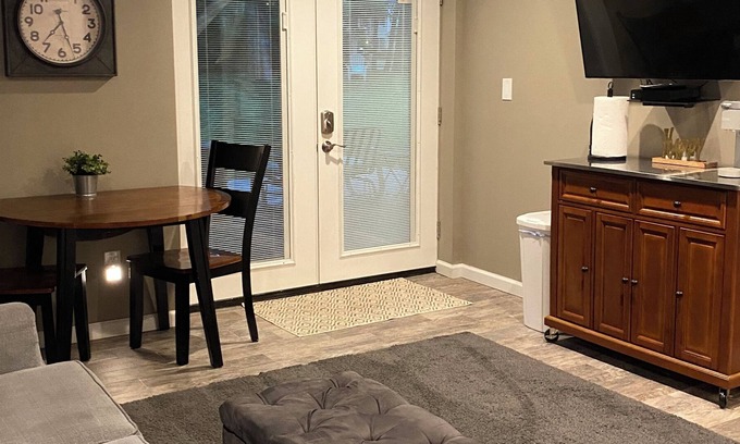 Smithtown Apartamento | Bright,Cozy, Large 1 Bdrm with 1 Bth, Large Lvg & Kitchenette