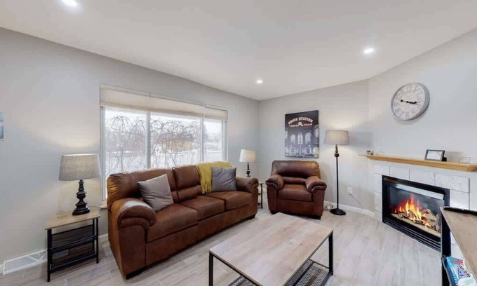 Dupont Casa | Bright & Cozy Upper Unit in Denver