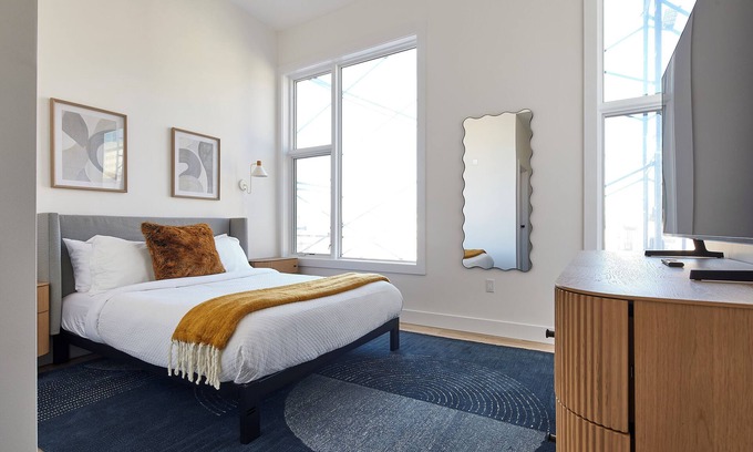 Hoboken Apartamento | Bright Designer Loft – steps from PATH to NYC