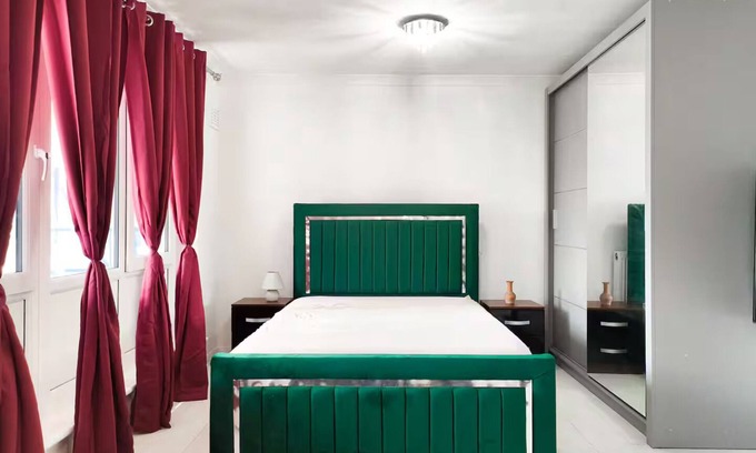 Bow Apartamento | Bright Double Room, Bow Road