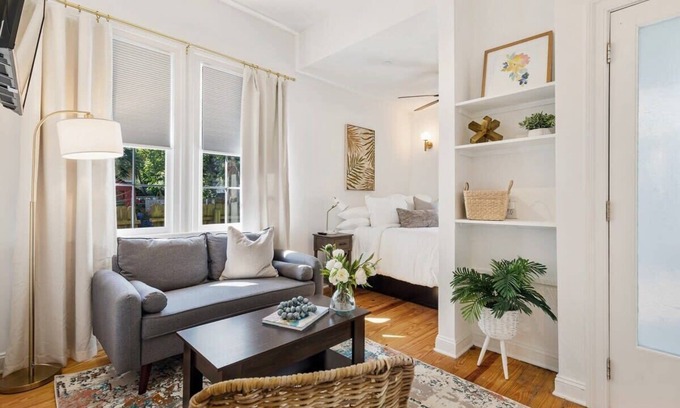 Westside Apartamento | Bright Downtown Apartment, Walkable to Everything!