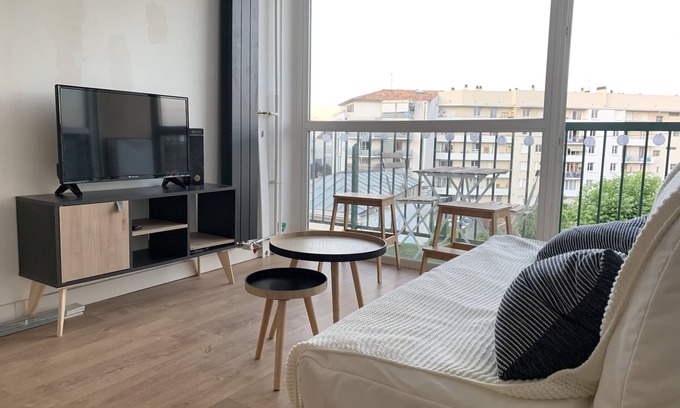 Saint Michel Casa | Bright downtown T2 near metro