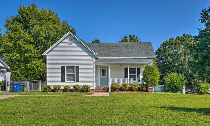 Durham Casa | Bright Durham Home with Fully Furnished Deck!