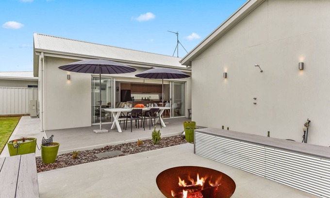 Waterhouse Casa | Bright & Easy- Pet Friendly Outside 7 Cobb n Co Way Robe