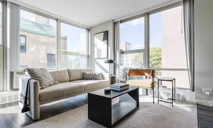Edgewater Beach Apartamento | Bright Edgewater 1BR w/ Gym, Deck & Lounge, nr L, by Blueground