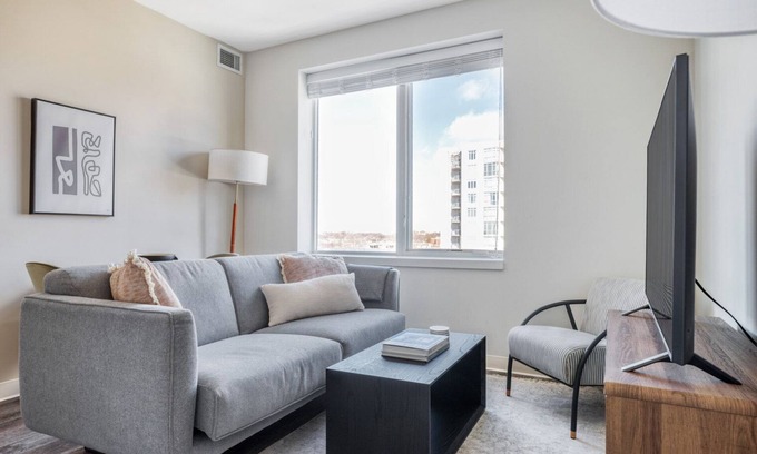 Edgewater Apartamento | Bright Edgewater 2BR w/ Gym & Lounge, nr Red Line, by Blueground