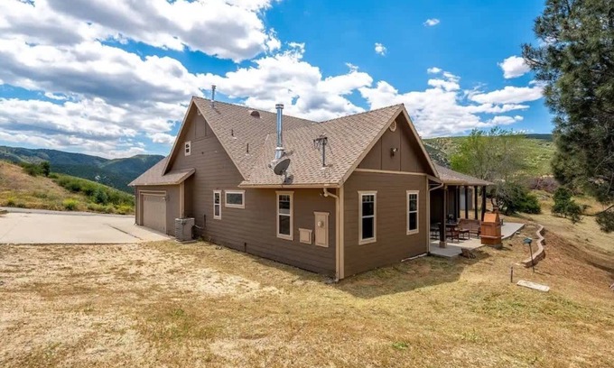 Lake Hughes Casa | Bright Family Getaway Mountain Views Outdoor Living