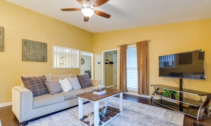 Fayetteville Casa | Bright Fayetteville Vacation Home w/ Fireplace!