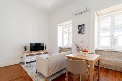 Foz do Douro Apartamento | Bright Flat in Historic Foz House by HostWise