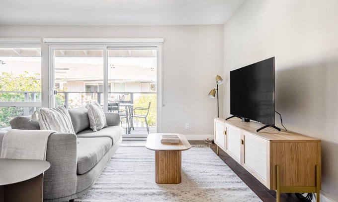 Foster City Apartamento | Bright Foster City 2BR w/ Gym, W/D & Pool, near Caltrain, by Blueground
