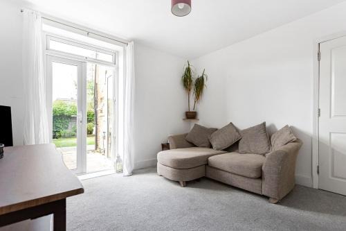 Ashford Apartamento | Bright Garden Flat in Ashford Town with Free Parking