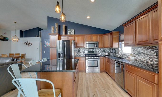 Lakeview Village Cabaña | Bright Getaway w/ Ski Lake, 11 Miles to Dtwn Tampa