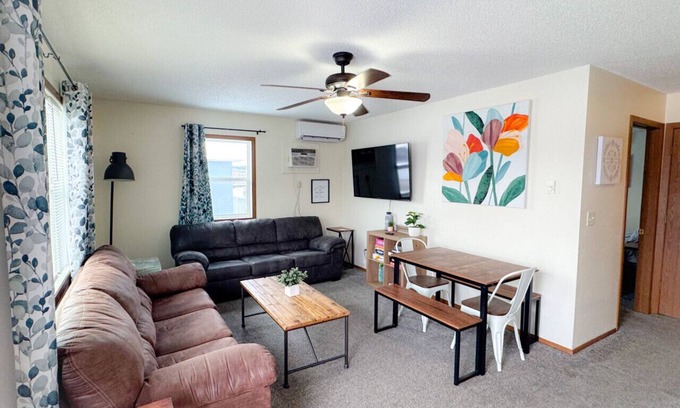 Spearfish Apartamento | Bright, King Beds, Patio, Laundry, Walk to Downtown!
