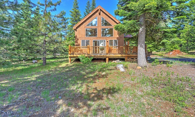 Klamath Falls Cabina | 2BR Klamath Falls Cabin w / Patio & Mtn Views!