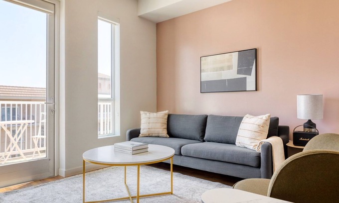 Koreatown Apartamento | Bright Koreatown 1BR w/ Gym & W/D, walk to Wilshire Blvd, by Blueground