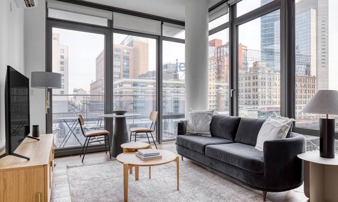 Hunters Point Apartamento | Bright LIC 1BR w/ Gym, Doorman, Elevator & Private Balcony, by Blueground