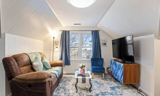 Swampscott Apartamento | Bright living; Walk to everything