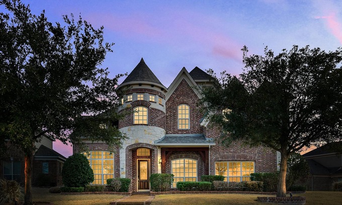 Garland Casa | Bright Mansion in Garland