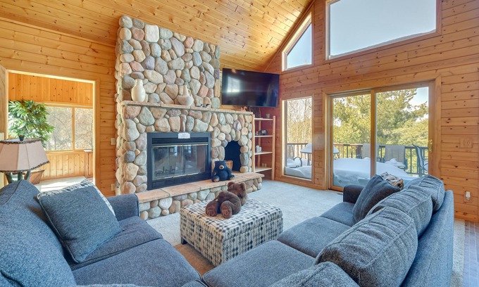 Minong Casa | Bright Minong Vacation Rental on Little Sand Lake!