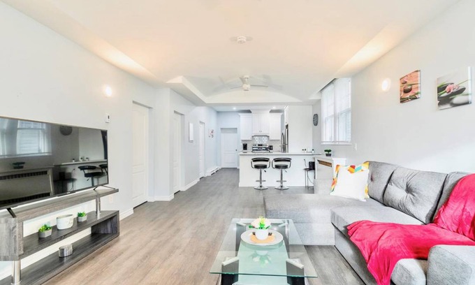 Kirkendall North Apartamento | Bright & Modern 2BR Apt with Netflix, mins from Trails, Parks & Waterfalls!