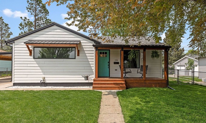 Rapid City Casa | Bright & Modern 3BR with large jacuzzi tub near favored Black Hills Attractions