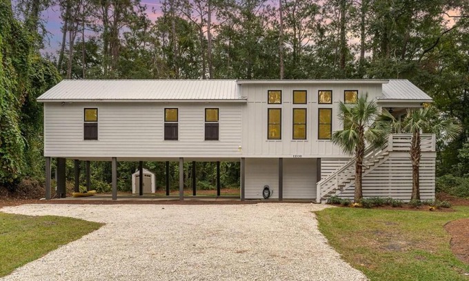 Litchfield by the Sea Casa | Bright Modern 4 Bdrm House Near Beach Pet Friendly
