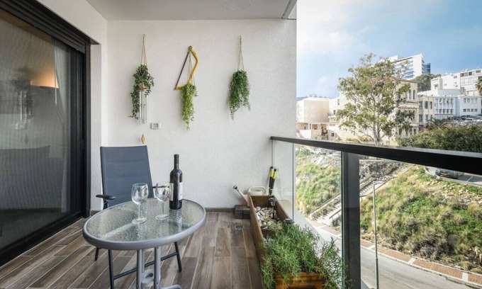 Haifa Apartamento | Cozy Nest Apartment with balcony