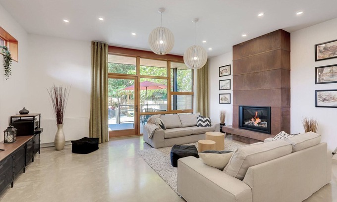 Humber Bay Casa | Bright Modern Architectural Home - Peaceful Area close to downtown