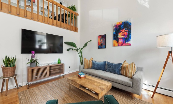 Downtown Condominio | Bright & Modern Condo By Yale 3 Bedrooms,GYM, AC, Prime Location