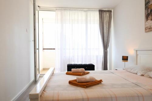 Pluzine Apartamento | Bright Modern Holiday Home With Postcard Lake View