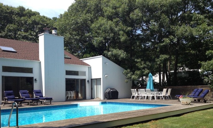 Quogue Casa | Bright Modern Quogue Home - Enjoy the Sun, Pool, Hot Tub, and Yard