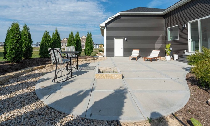 Sun Prairie Casa | Bright, modern & spacious 3-bedroom home with AC, WiFi in fantastic Sun Prairie