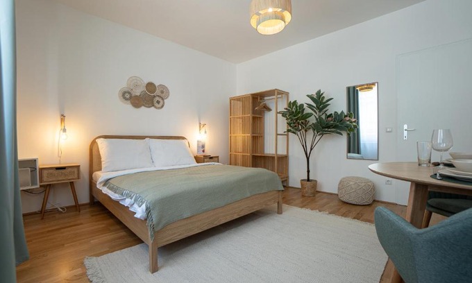 Weißgerber Apartamento | Bright Modern Studio in Center with a Queen Bed