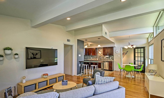 Shearer Hills - Ridgeview Casa | Bright & Modern Texas Getaway - 7 Mi to The Alamo!