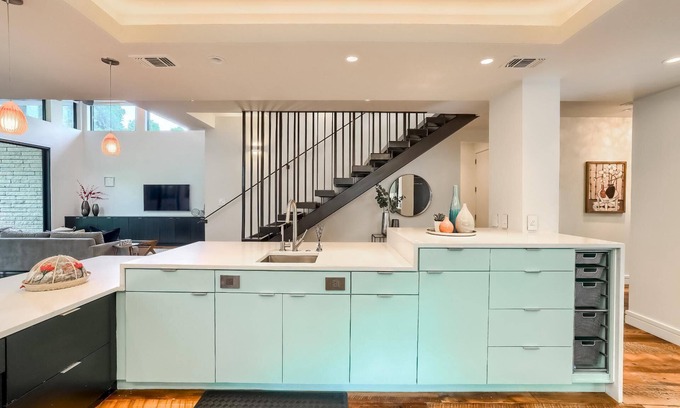 Zilker Villa | Bright Modern Villa with Guest house.