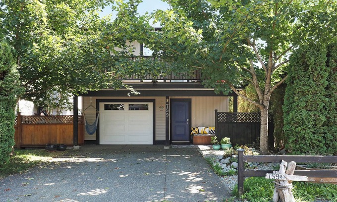 Courtenay Casa | Bright & Modern, with Garage - Walk to Everything!