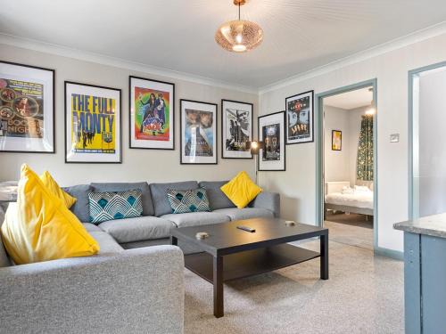 York Casa | Bright Modern York Home with Free Parking Pass the Keys